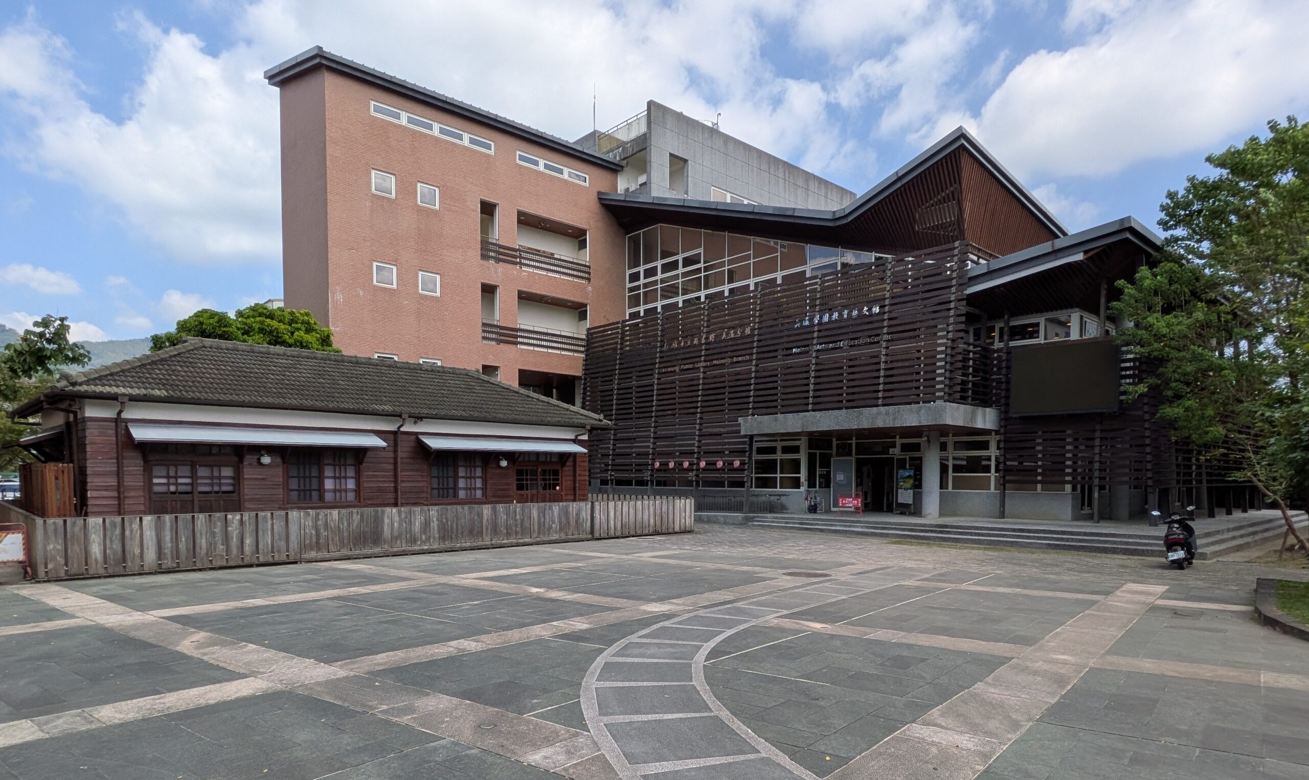 日本家屋と広場、新築図書館 美濃文創中心の日本家屋と広場、その奥に建つ新築の図書館を望む敷地内の景観。