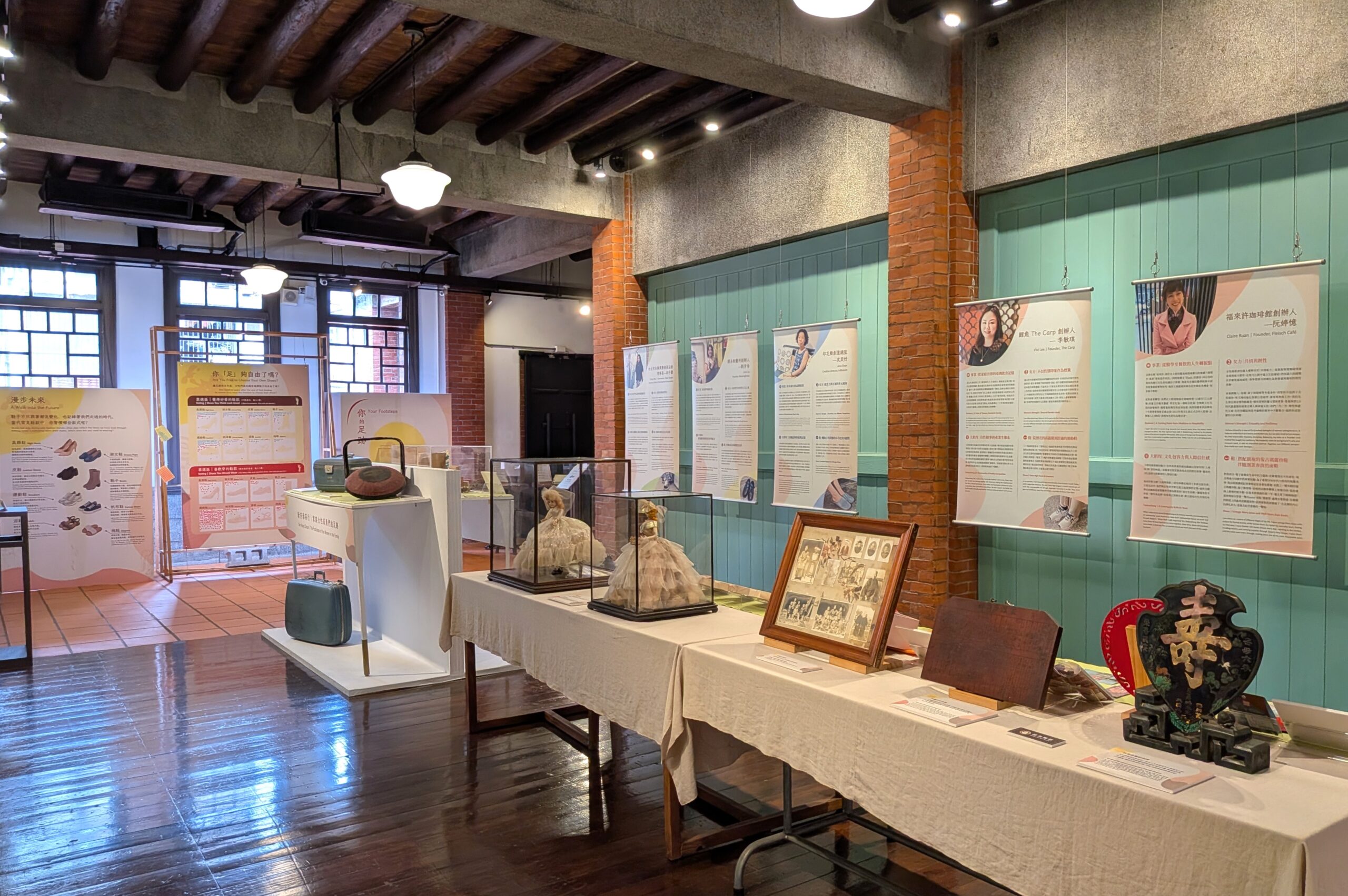 人物紹介と歴史資料の展示 新芳春茶行の展示室の壁面に、関係人物の紹介や歴史資料が並べられている。