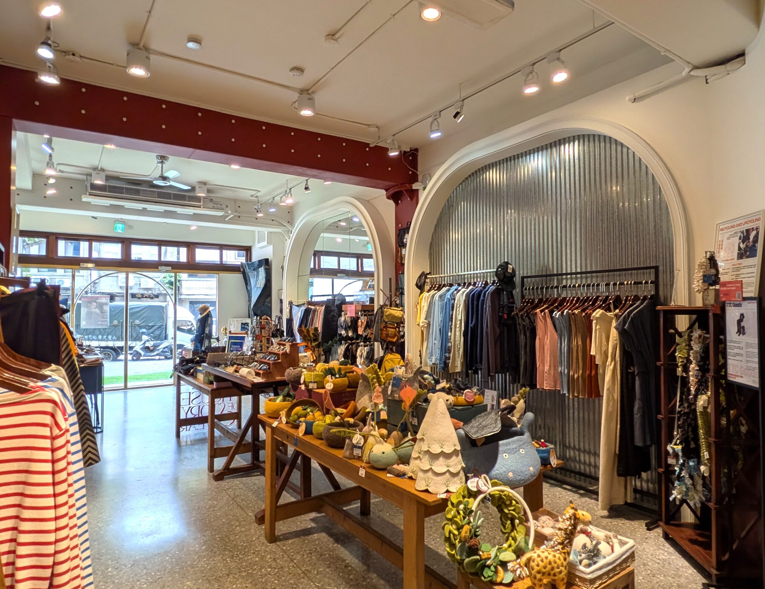 House of Story Wearの店内に、廃棄される布や衣服をアップサイクルして制作されたブランド衣類や雑貨が並ぶ。