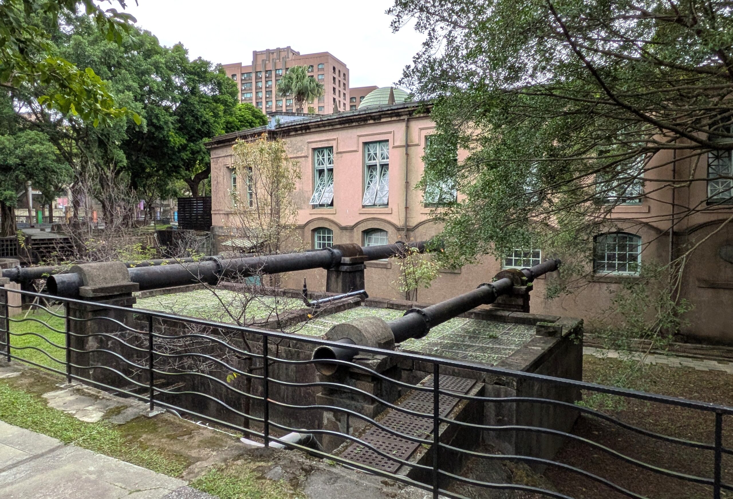 台北自来水園区の建物裏側に残された、かつての水道施設で使用されていた大きな配管。