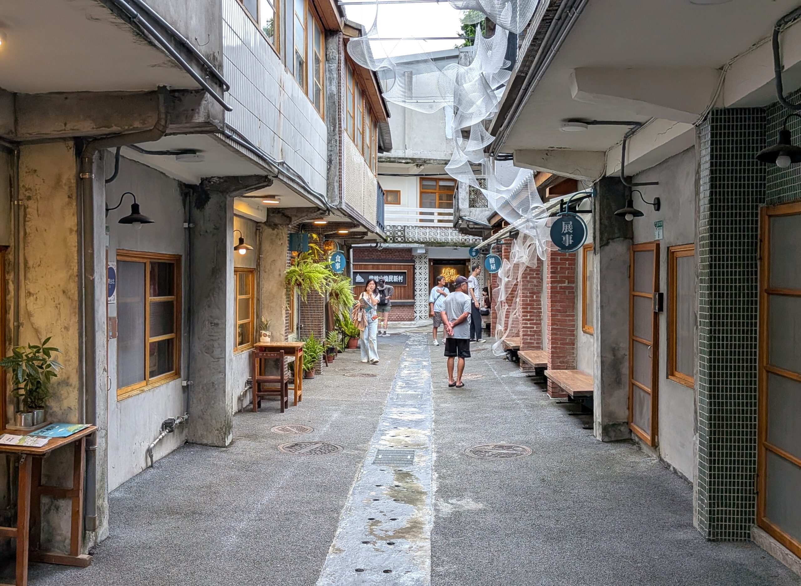 煥民新村の古い住宅が向かい合う路地に、リノベーションされたカフェやショップが並ぶ。