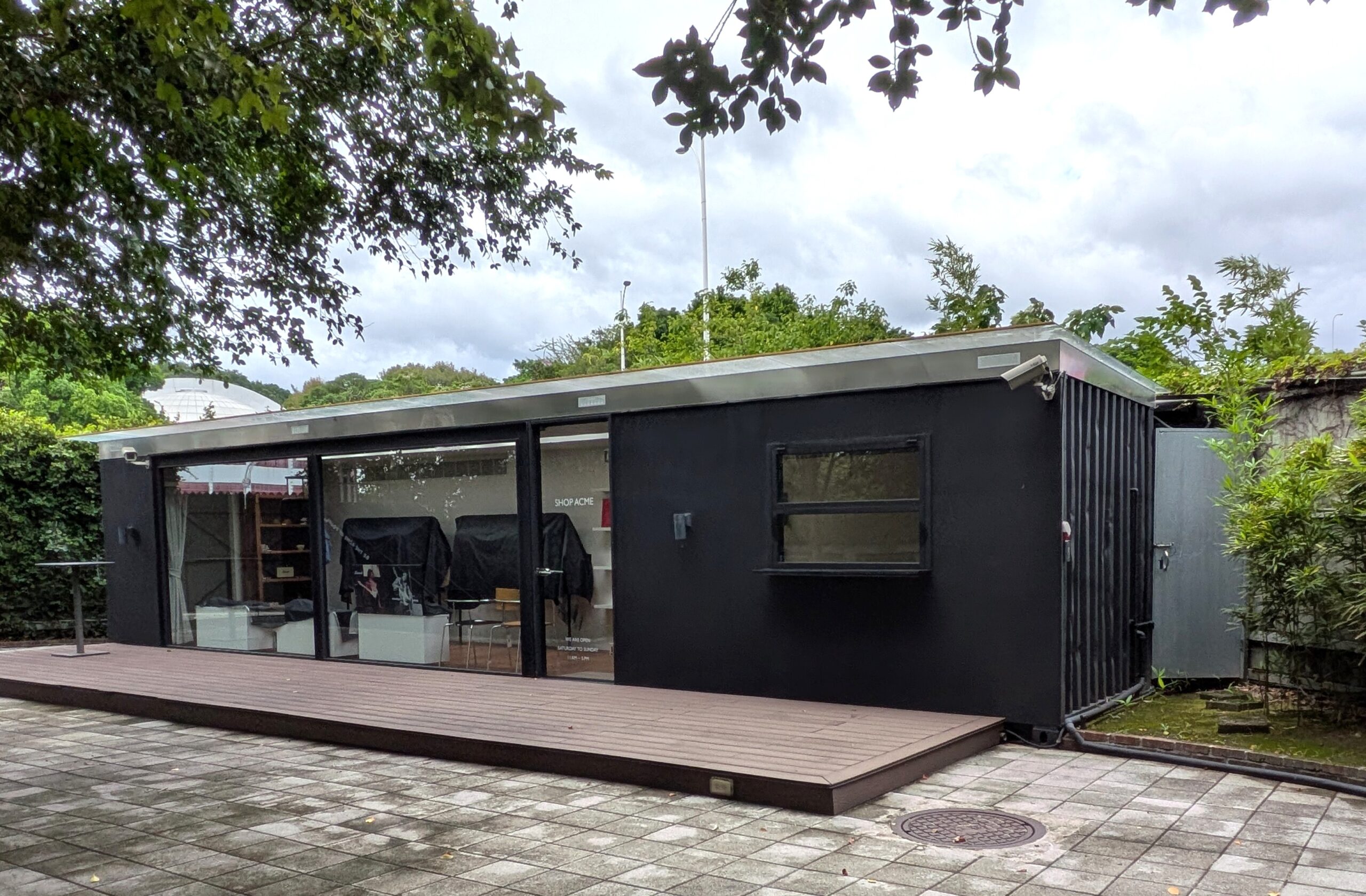 MAISON ACMEの敷地奥に設けられた、黒いコンテナを再利用したショップの外観。