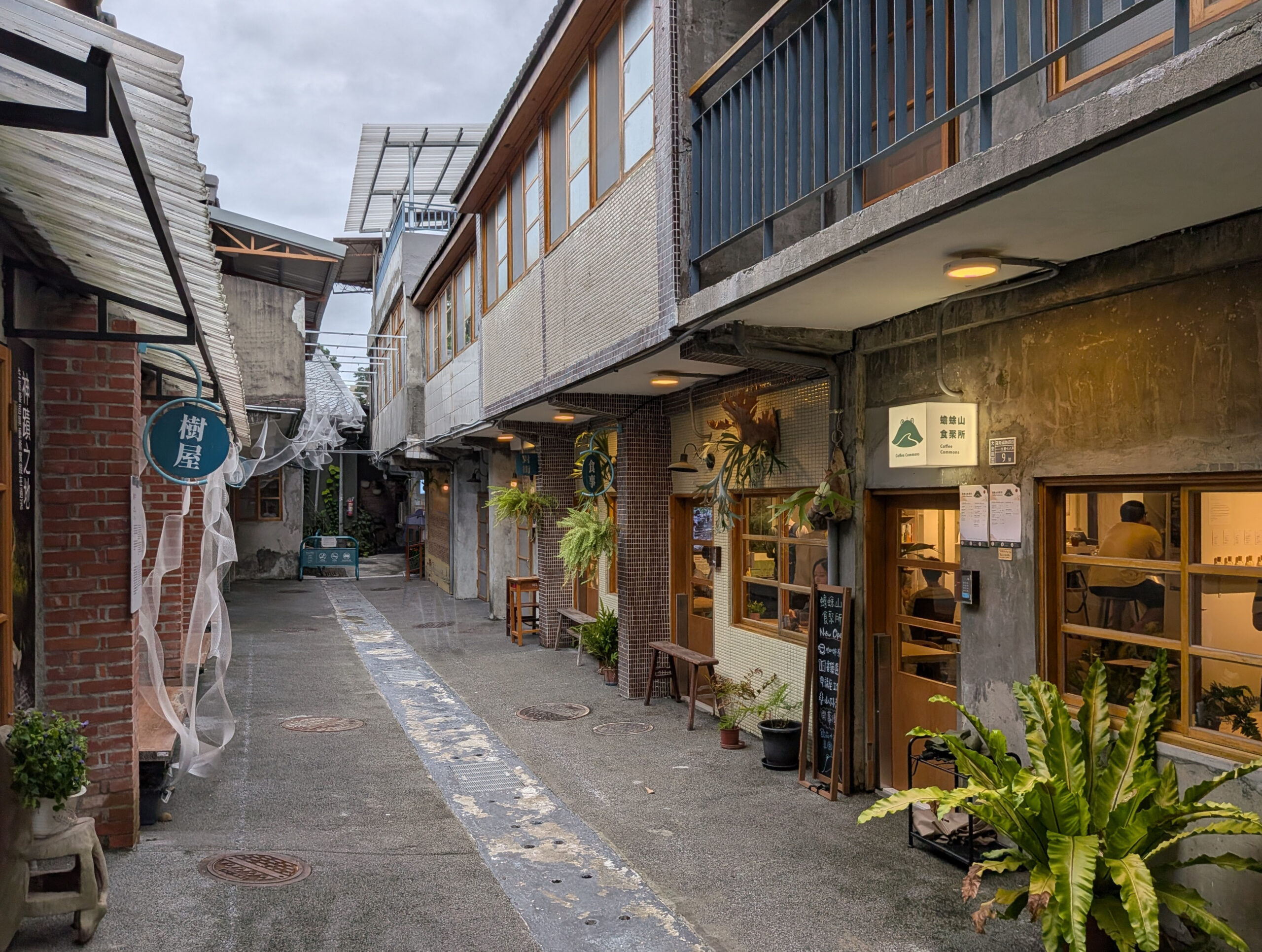 煥民新村の住宅に囲まれた路地を利用して設けられた店舗や展示スペース。