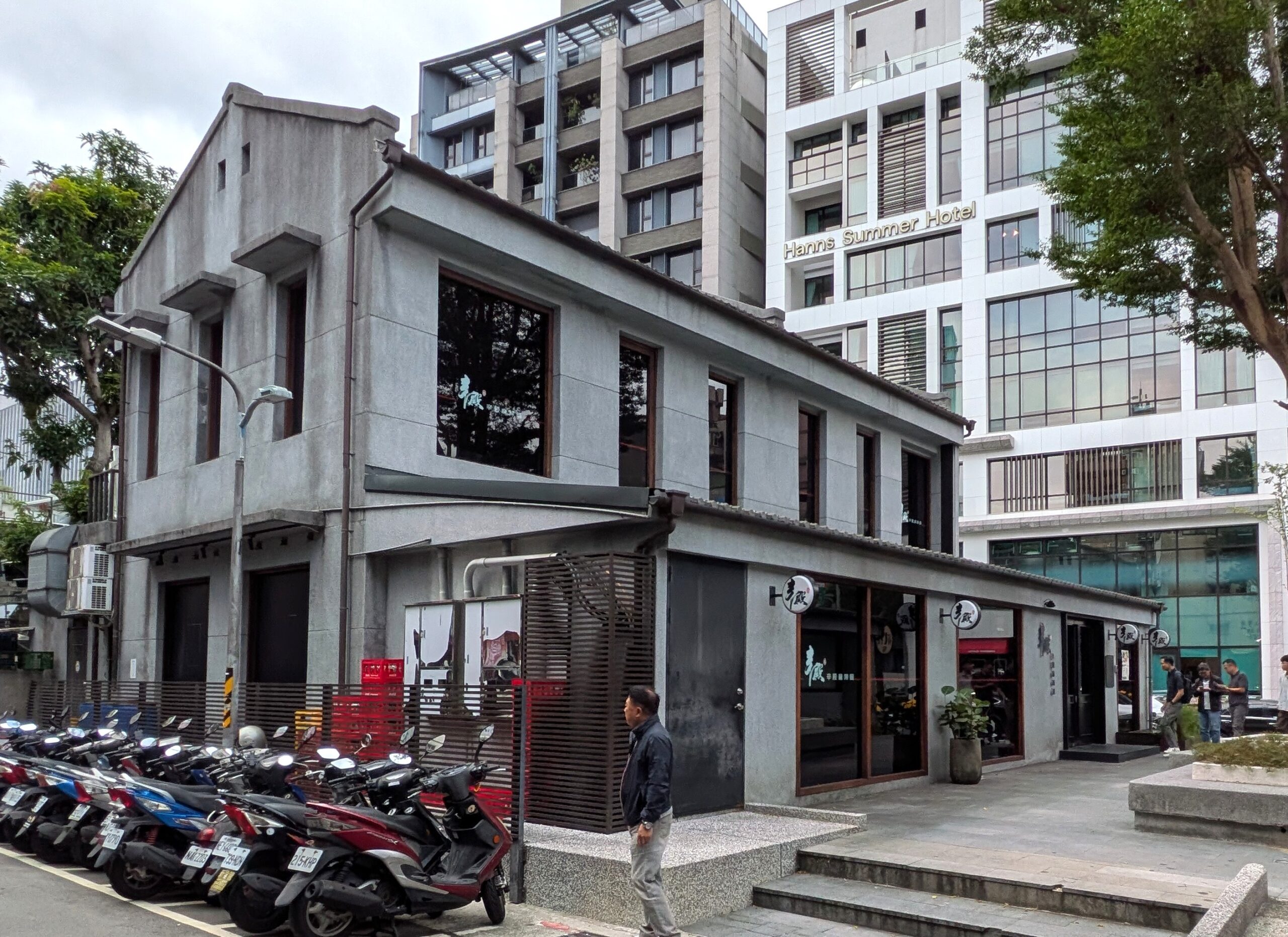 辛殿麻辣鍋公館店の外観 貳樓公館店に隣接するもう1棟の旧鉄道職員宿舎をリノベーションした辛殿麻辣鍋公館店の外観。