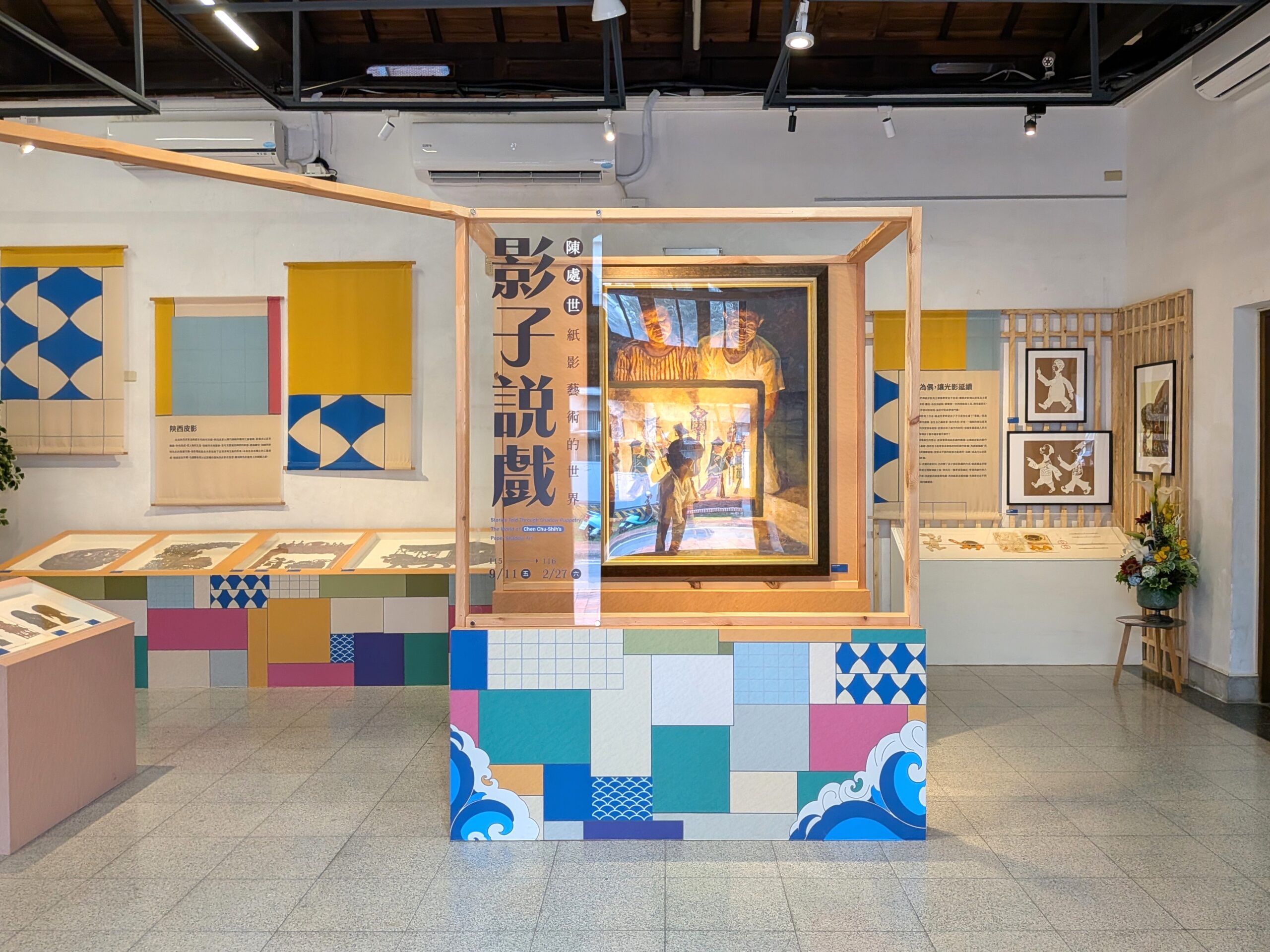 台湾の伝統芸能である戯曲を紹介する、色鮮やかなデザインが施された館内の展示空間。