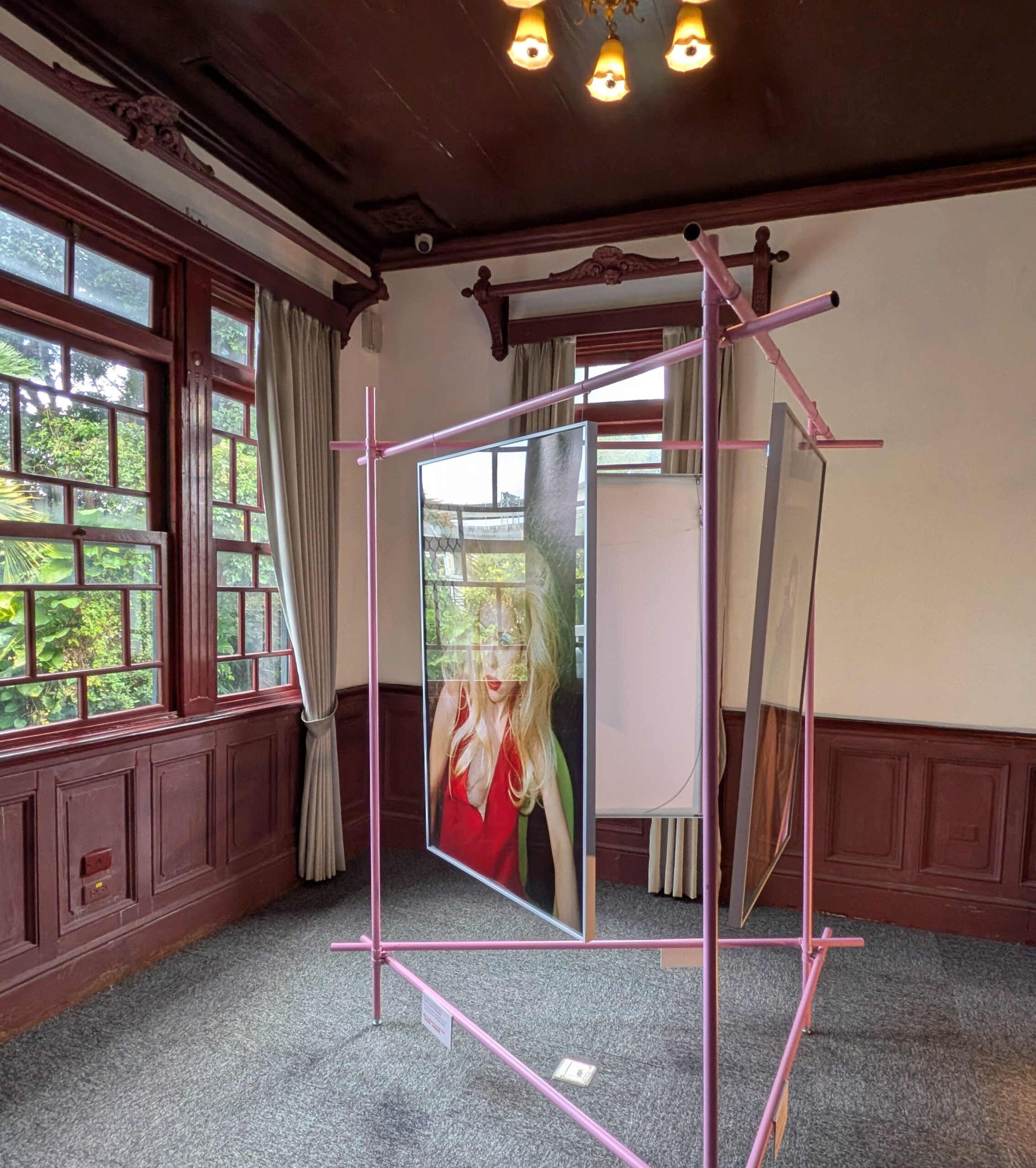 木製の腰壁や窓枠、天井装飾を生かした洋館の室内に現代アート作品が展示されたギャラリー。