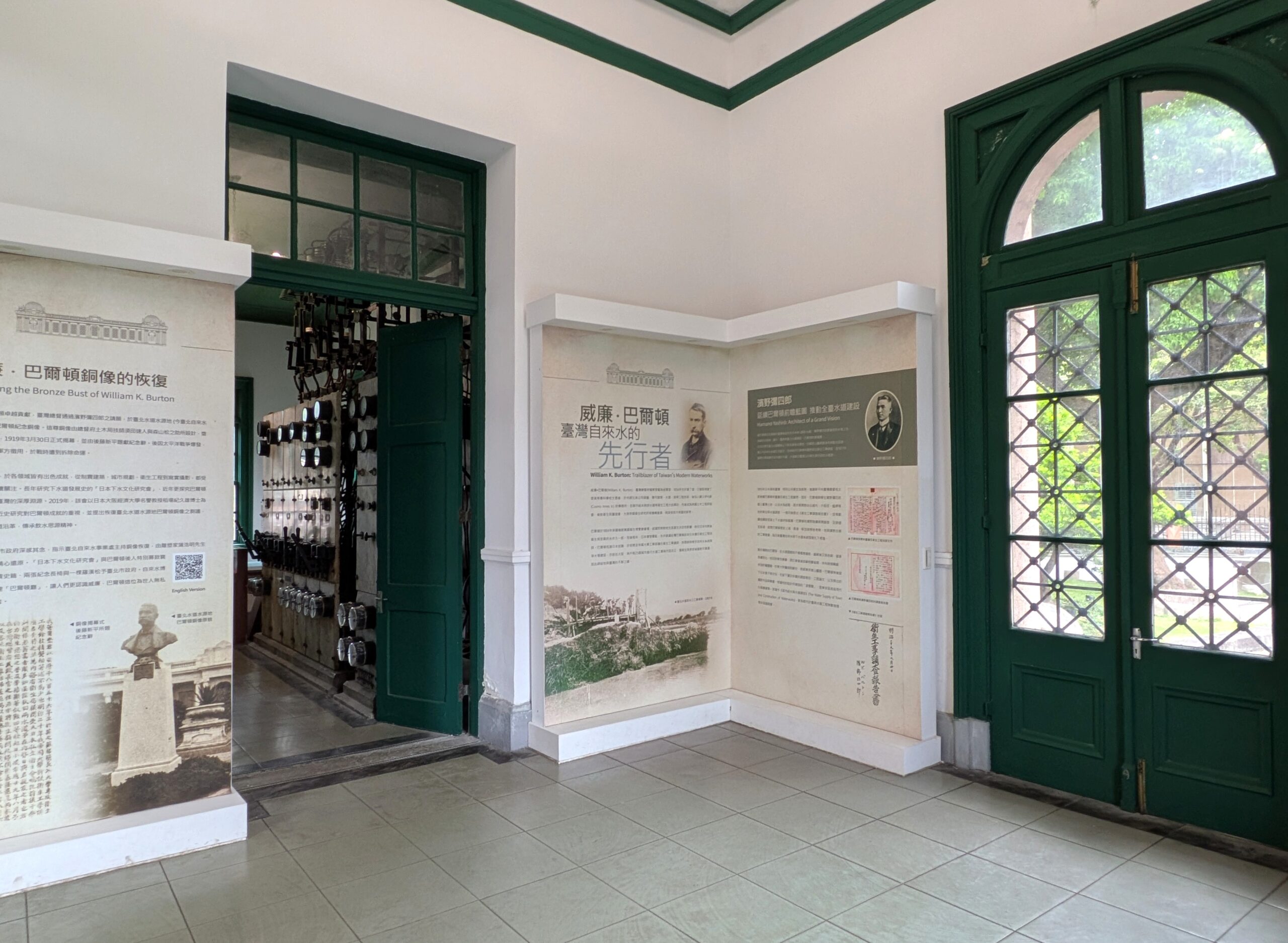 台北自来水園区の歴史的建築に残る、緑色の建具や格子窓を生かした展示室の内部空間。