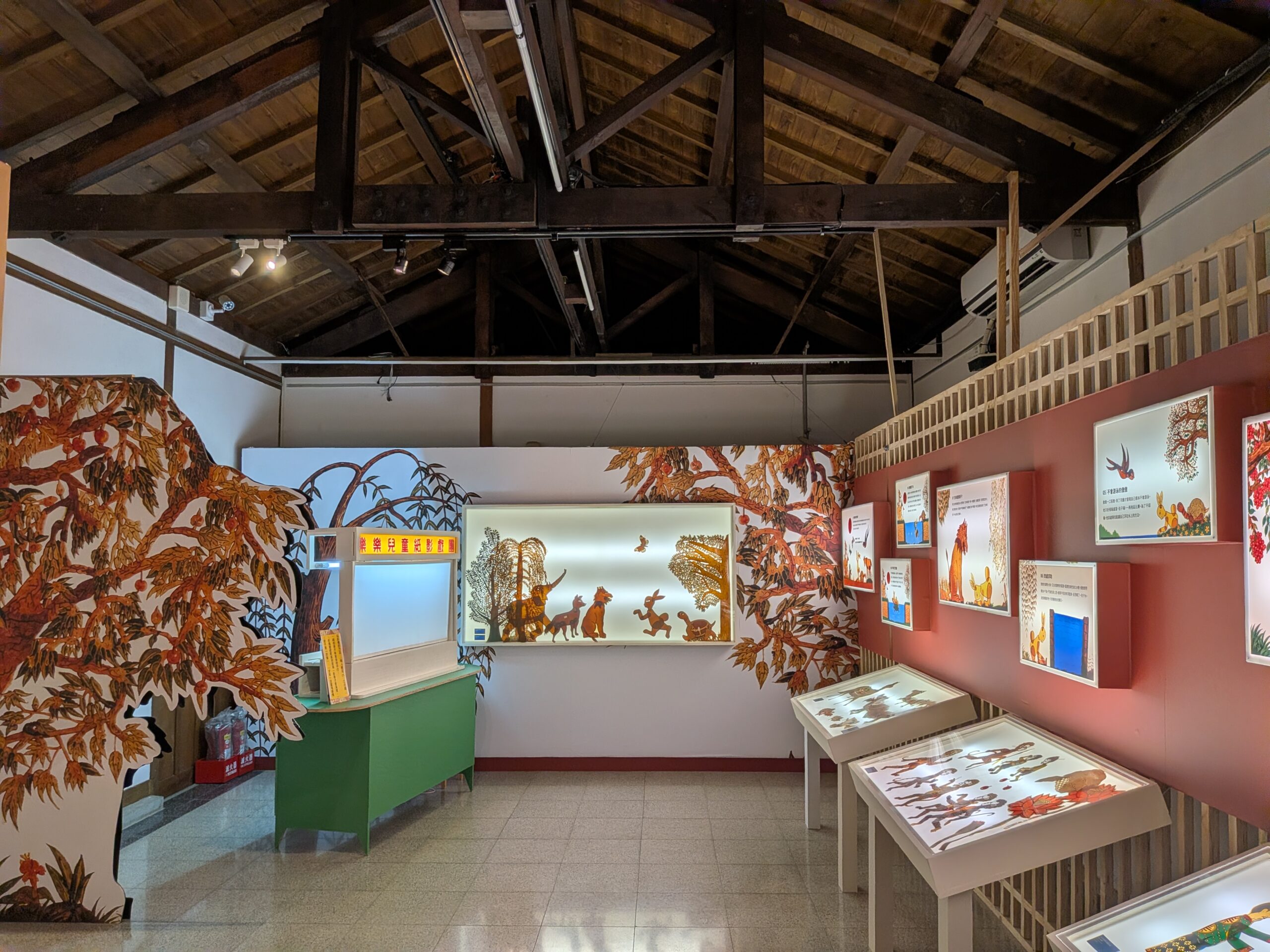 木造の小屋組を生かした空間に、切り絵の世界を立体的に表現した展示が設けられた屏東戯曲故事館の展示室。