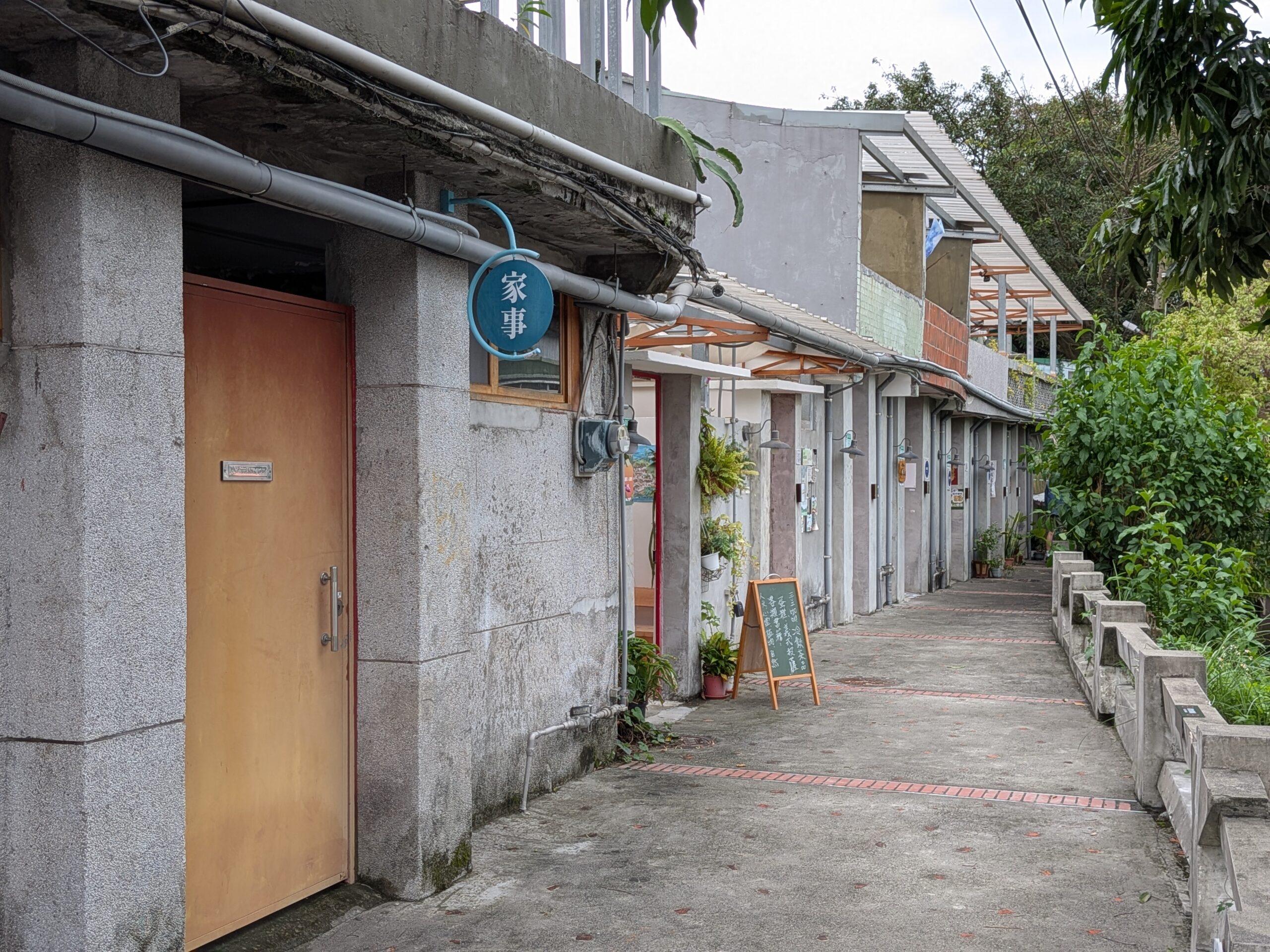 蟾蜍山の斜面に沿って連なる煥民新村の住宅群と、各施設を結ぶ軒先の通路。