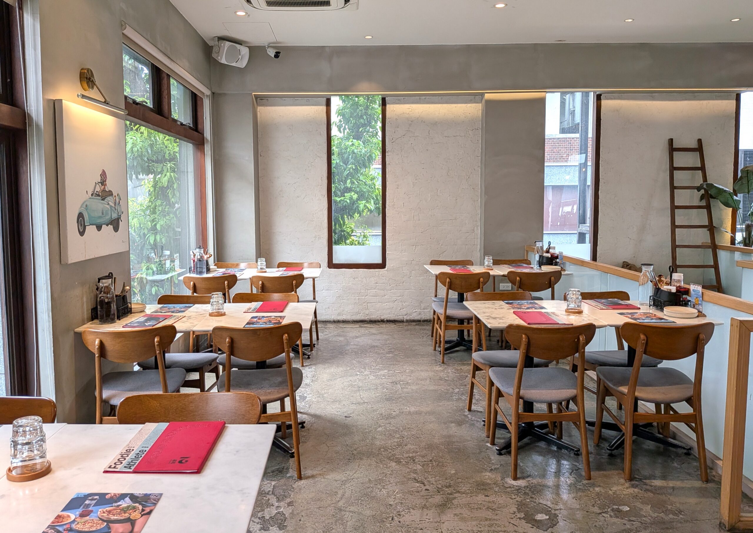 灰色の壁とコンクリート床の客席 貳樓公館店の灰色の壁とコンクリートの床を生かした、落ち着いた雰囲気のレストラン客席。