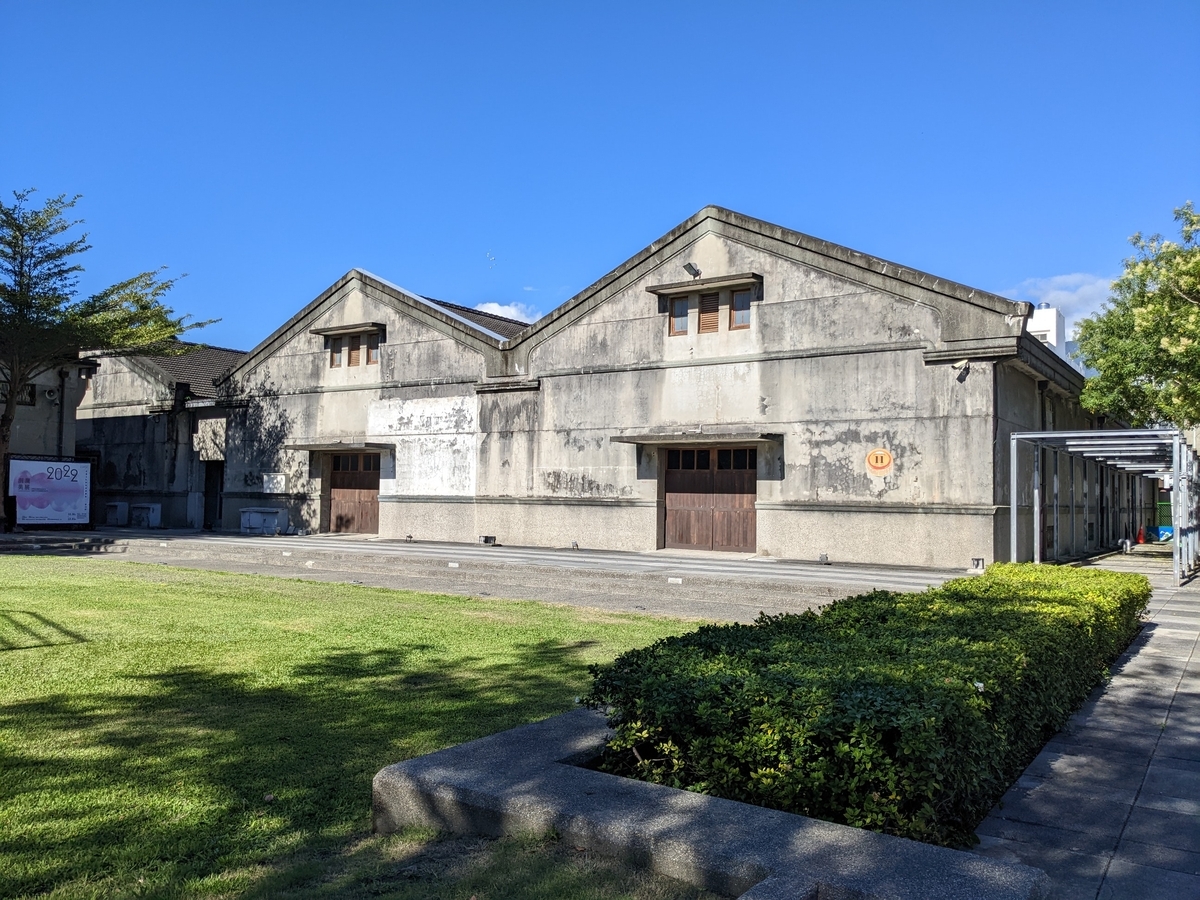 三角屋根を持つ倉庫群の外観。