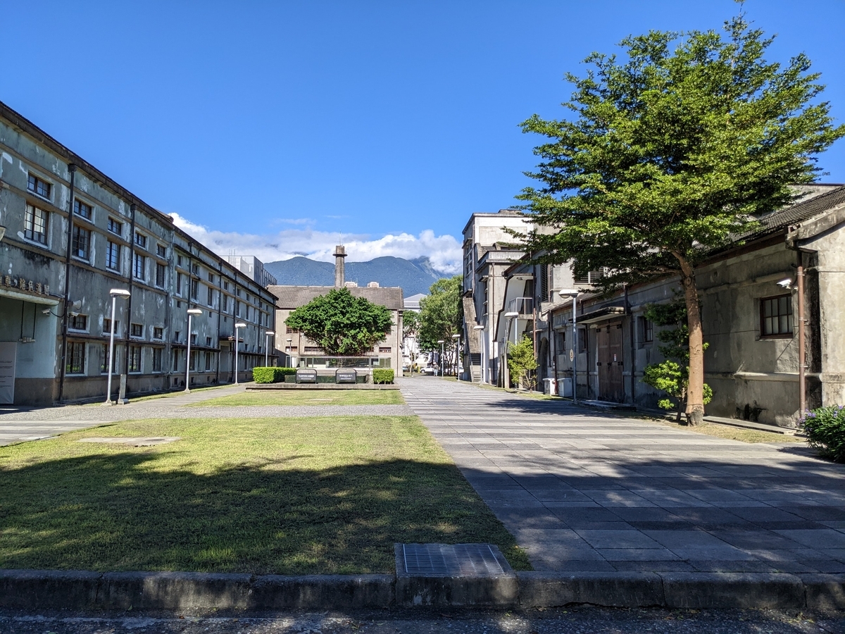敷地中央の通りから見た施設の様子。