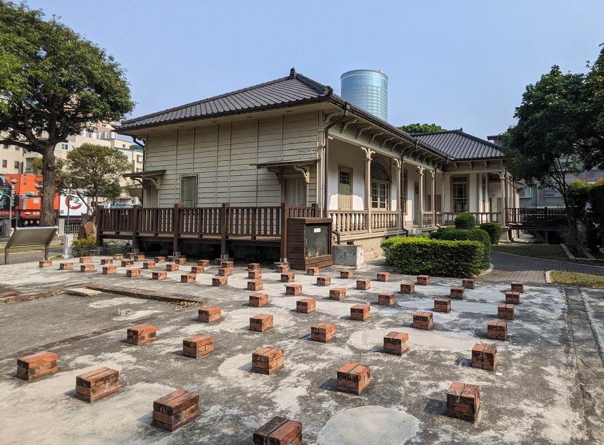 焼失した和風建物の跡で、基礎が残されている様子を撮影した写真。