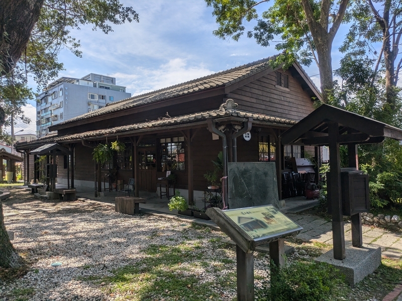道路を挟んで建つ二号館の建物。