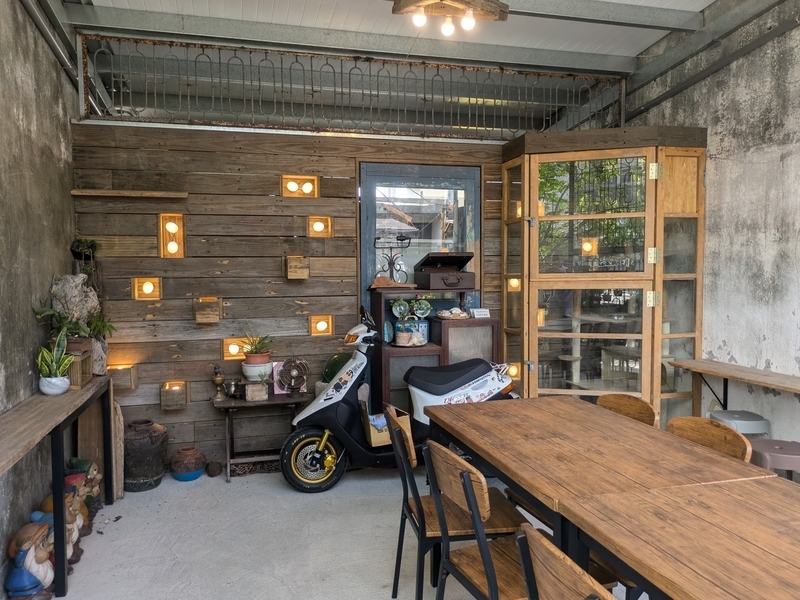 飲食店の半屋外スペース。