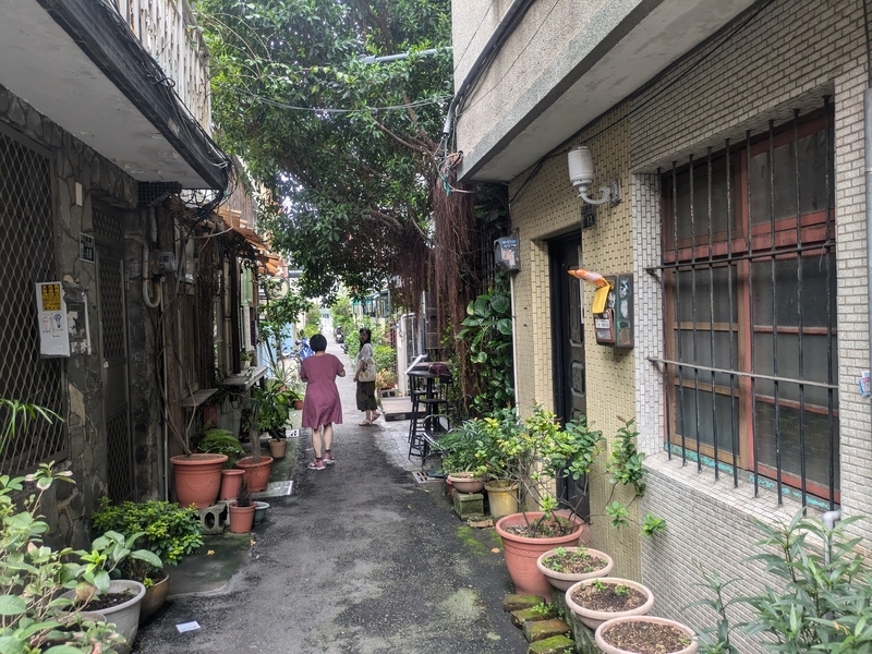 中庭から住宅地へつながる路地 中庭から奥の住宅地につながる路地の様子。