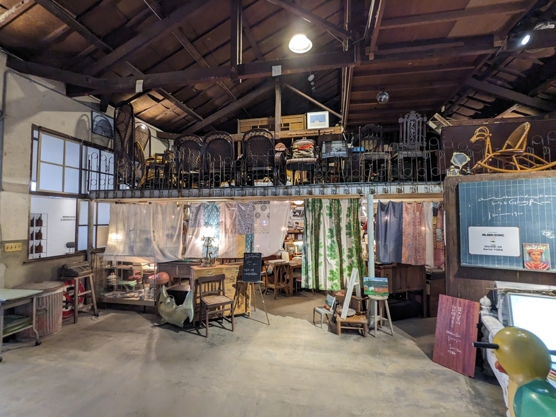 台湾台中のリノベスポット・富興工廠1962の3階にある古書店とリサイクルショップ