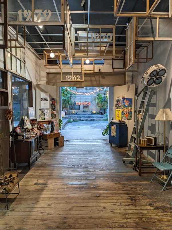 台湾リノベーション空間・富興工廠1962の通路天井に残された旧工場の鉄骨フレーム