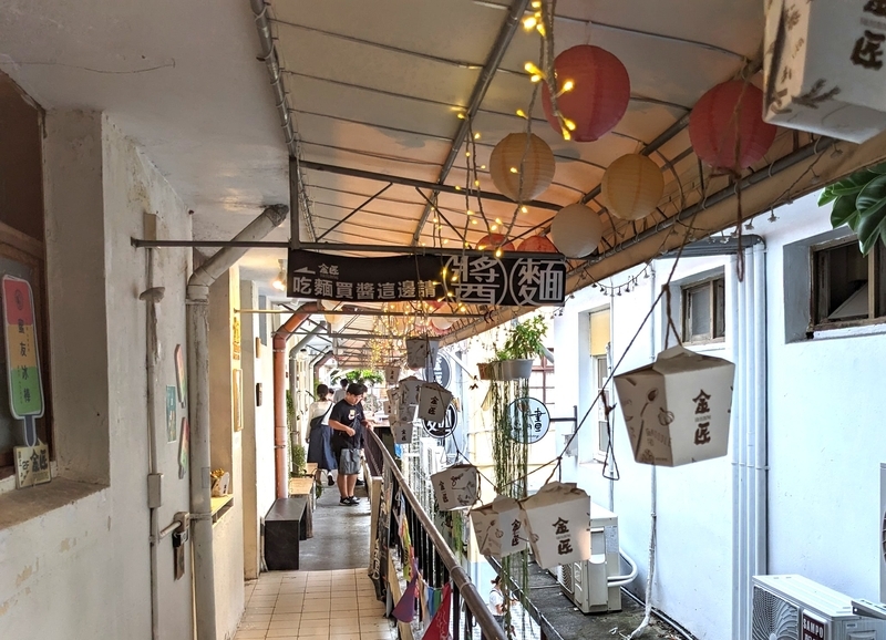 吊り下げデコレーション 吊り下げられたデコレーションが印象的な空間。