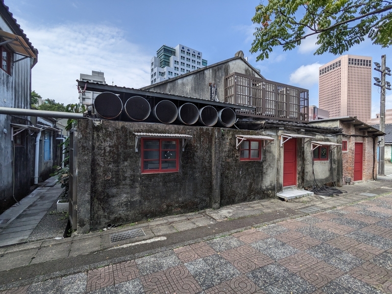 四四南村の通り沿いの建物側面。設備類が見える外観