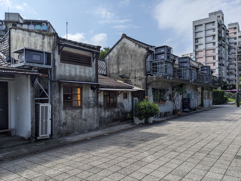 台北四四南村B棟の外観と増築部。眷村展示館となっている
