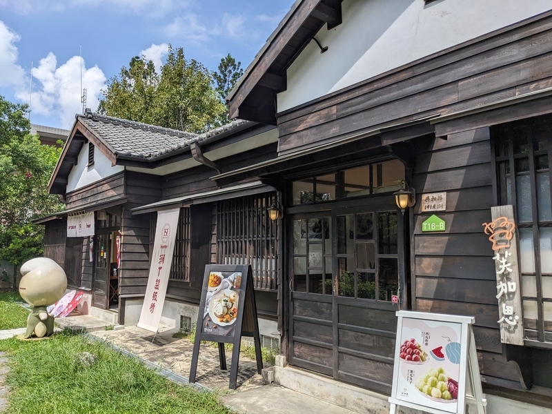 飲食エリアの建物群 飲食エリアに並ぶ建物。多様なスタイルの建物が集まる。