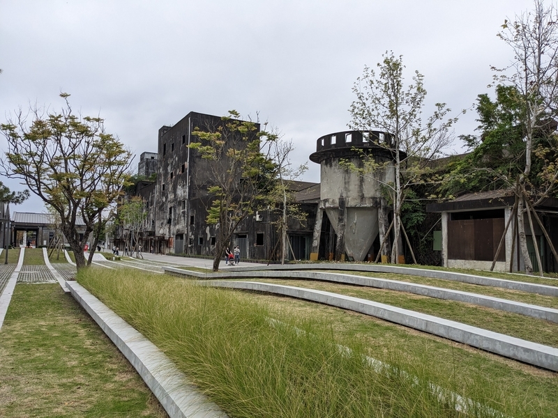 展示と風景 ひらひらとした草と紙をイメージした曲線ランドスケープの展示