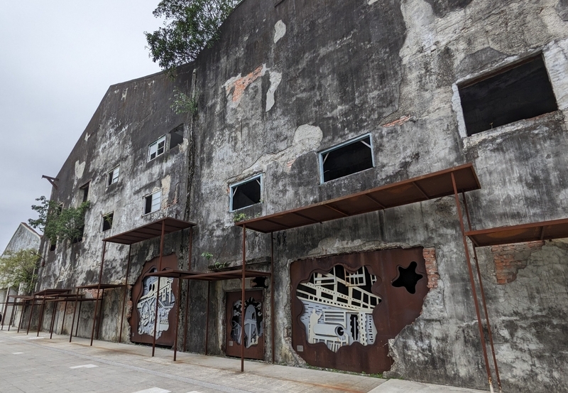 鉄装飾の建物 鉄の装飾が施されたコンクリート建築の外観