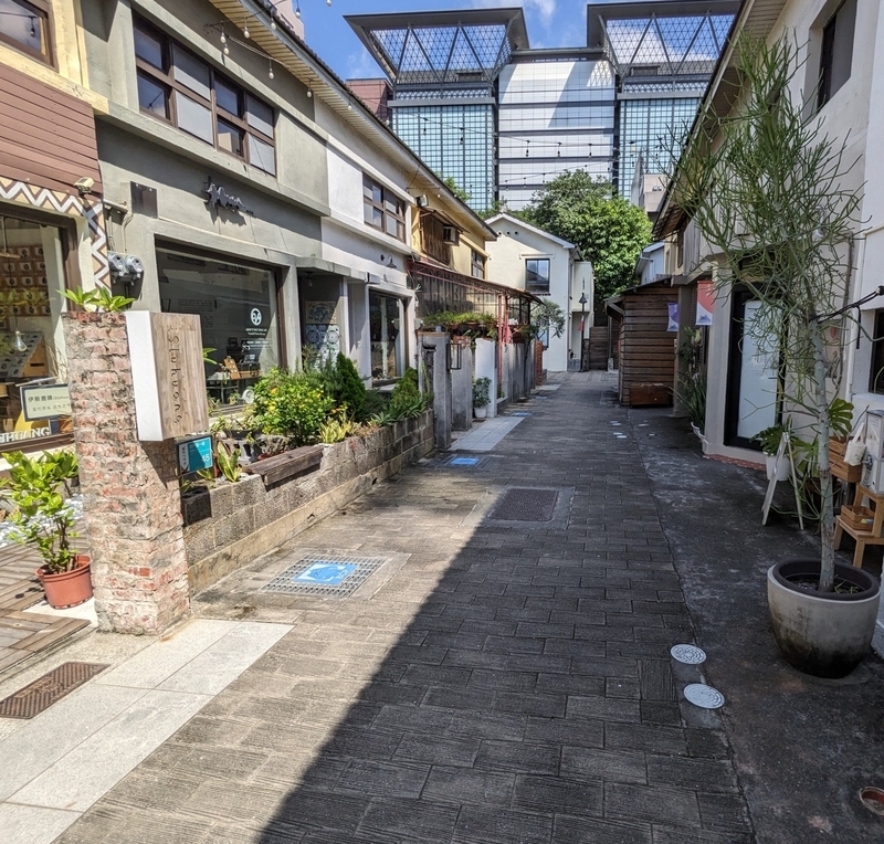 藍晒圖文創園区の通路に見られる、路地のような景観が活かされた空間構成