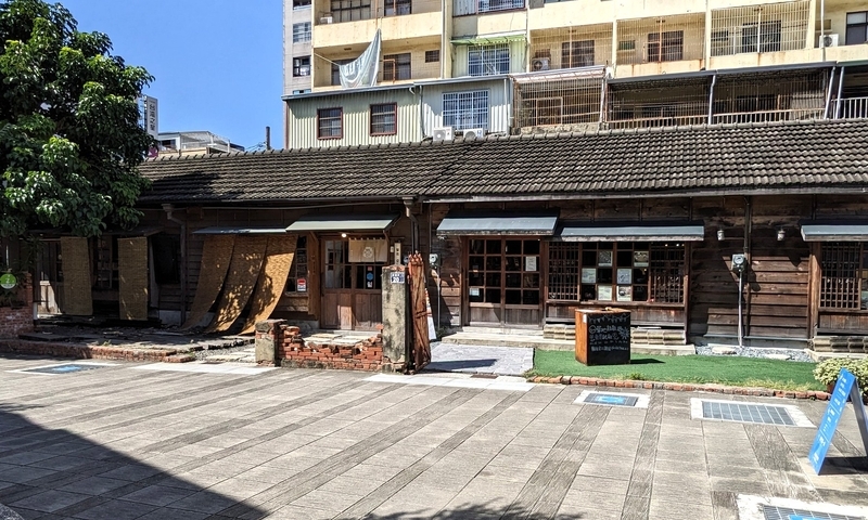 藍晒圖文創園区に保存・活用されている、連棟形式の長屋型日式住宅の外観