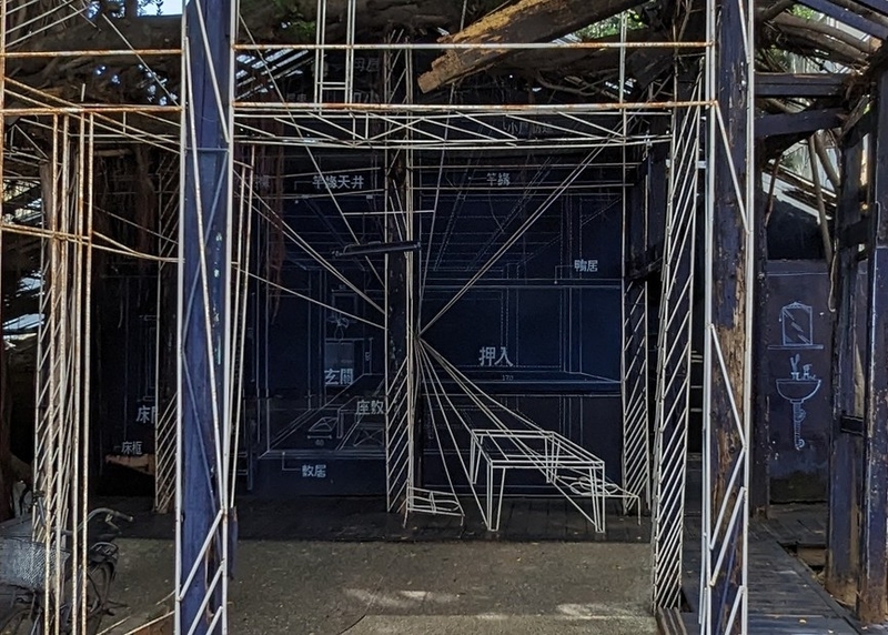 藍晒圖文創園区に展示された、部屋名を白地に表現するアート作品の一部
