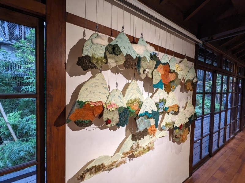 山岳をイメージしたデザインタペストリー。