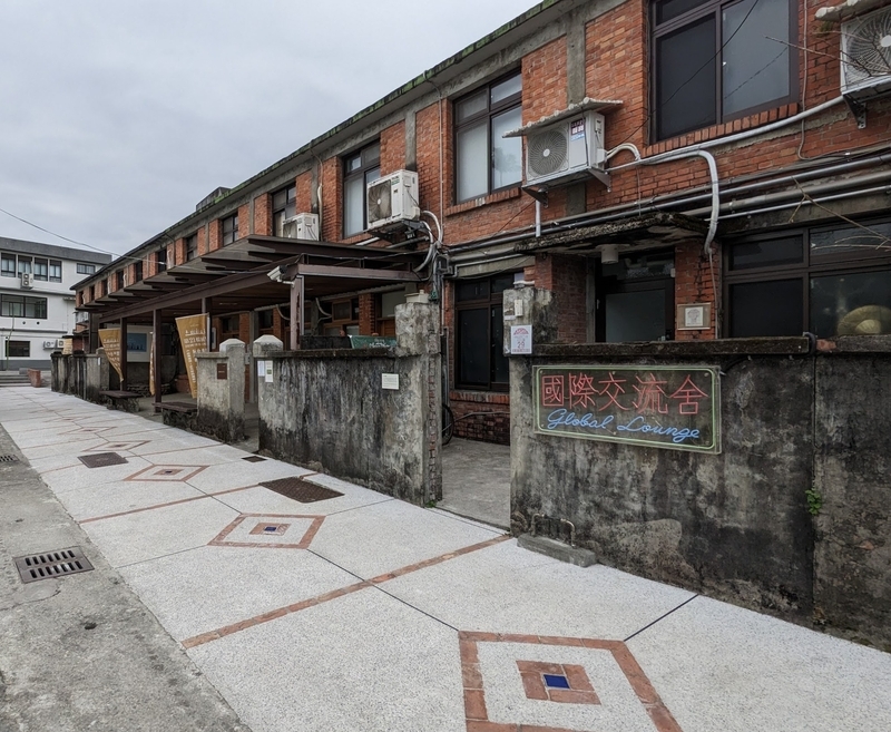 レンガ建物と路面の原住民文様 レンガ建物と、通りの路面に描かれた原住民の文様。
