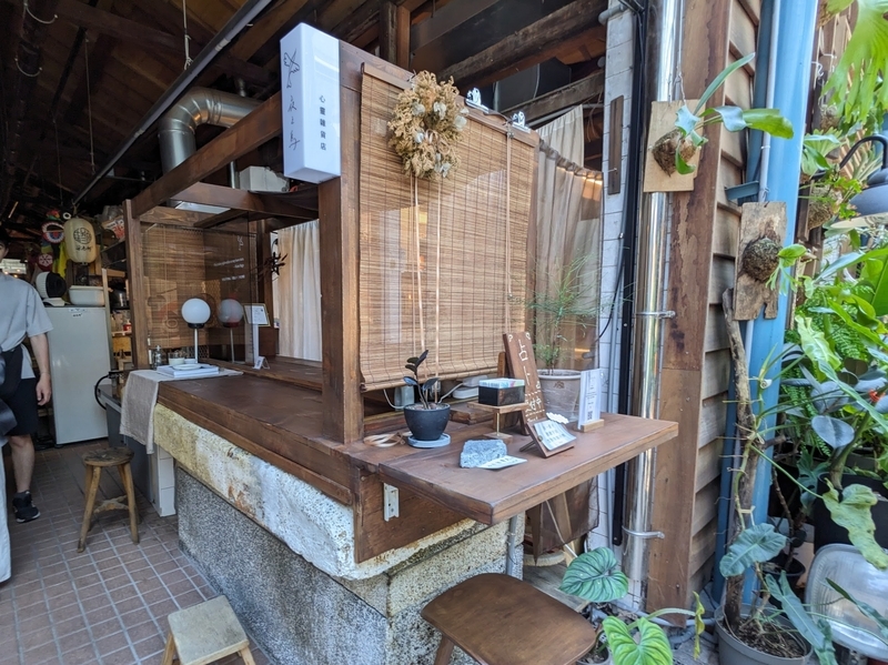 市場の路地側に面した店舗のしつらえ。雰囲気がよい空間となっている。