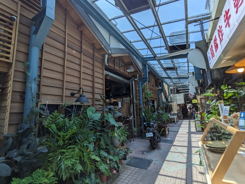 通路上部に設けられたガラス屋根により、明るく開放的な雰囲気が生まれている。
