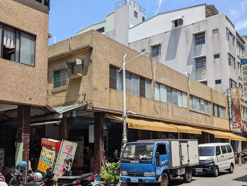 2階建て市場の全体外観。