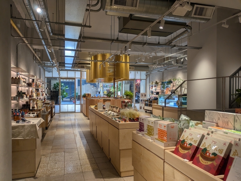 1階セレクトショップ 1階のセレクトショップ。地元の特産品が並ぶ。