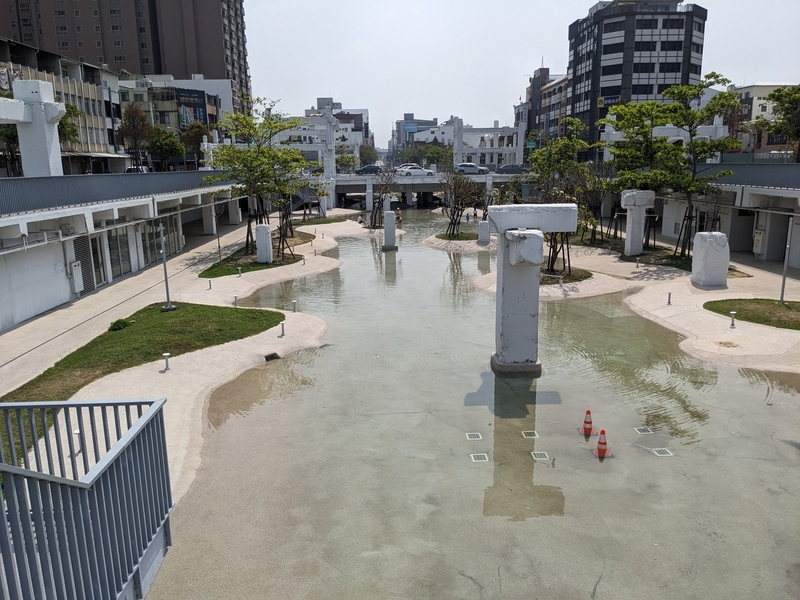 水空間と柱との構成が印象的な景観。