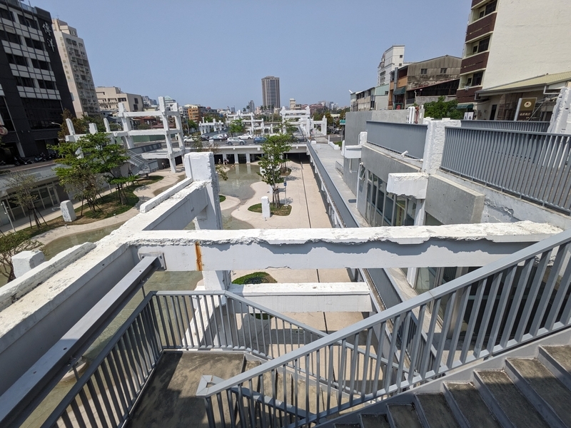2階部分から水辺空間を見下ろした眺め。