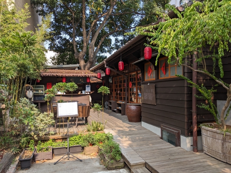 カフェと日本家屋の入口部分の様子。