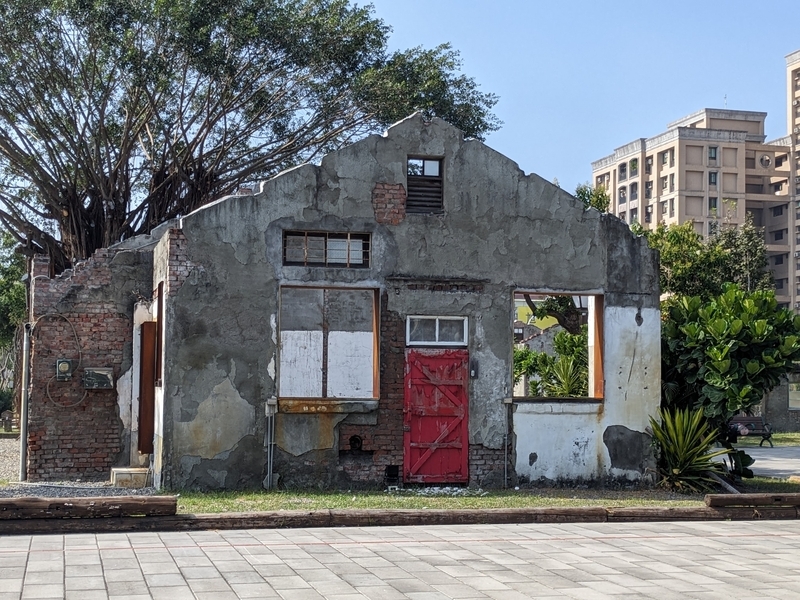 リノベーションされずに残された建物の外観