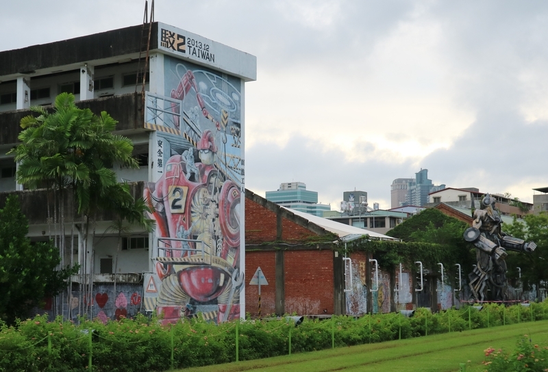ウォールペインティング建物 ウォールペインティングが施された建物の外壁