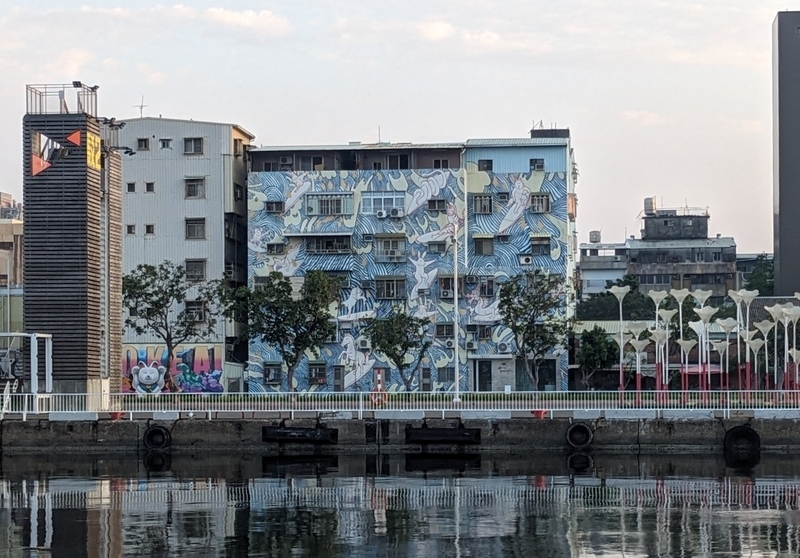 海側から見た駁二タワー 海側からの眺望。左に駁二タワーが見える風景