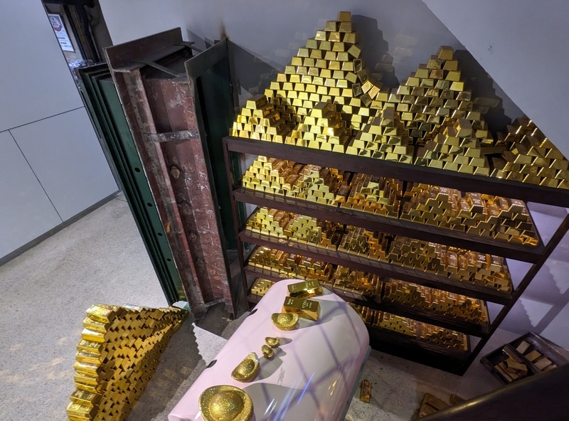 金庫とゴールドの展示 金庫とゴールドを模した展示物。