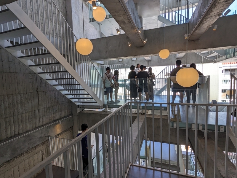 階段空間の見学風景 台湾のリノベーション施設で階段空間を見学している様子。