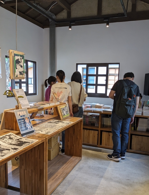 多様な漫画紹介展示 いろんな形で漫画が紹介されている展示空間。