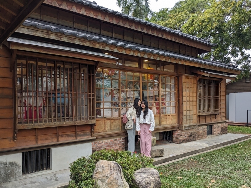 日本的格子デザインの建物 日本的な格子デザインが特徴で撮影スポットとなっている建物。