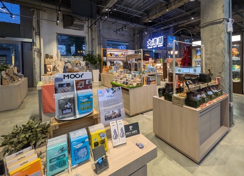 台湾・高雄、大港倉410の地元グッズショップ。