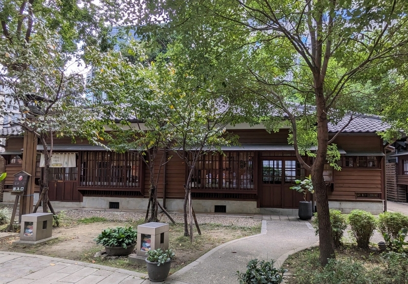 木々の中に建つ日式住宅の外観。
