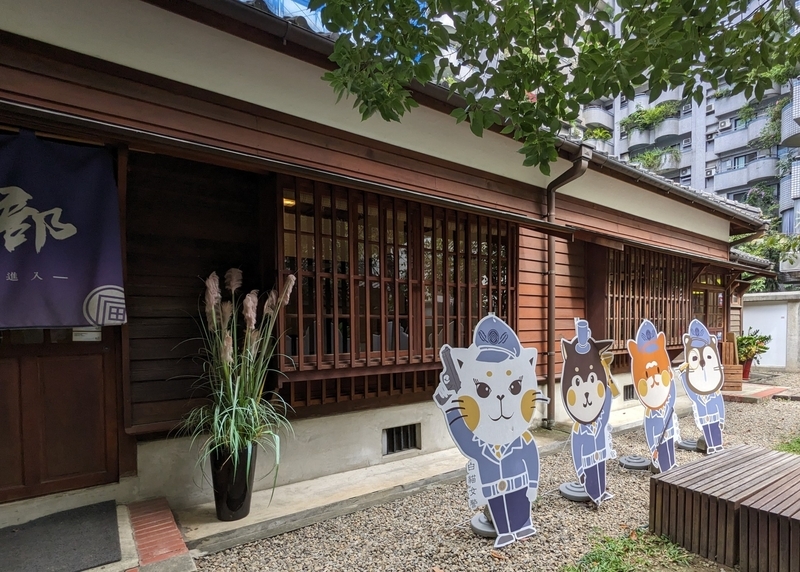 もともとの警察本部の建物の入口。警察マスコット像がお出迎えしている。